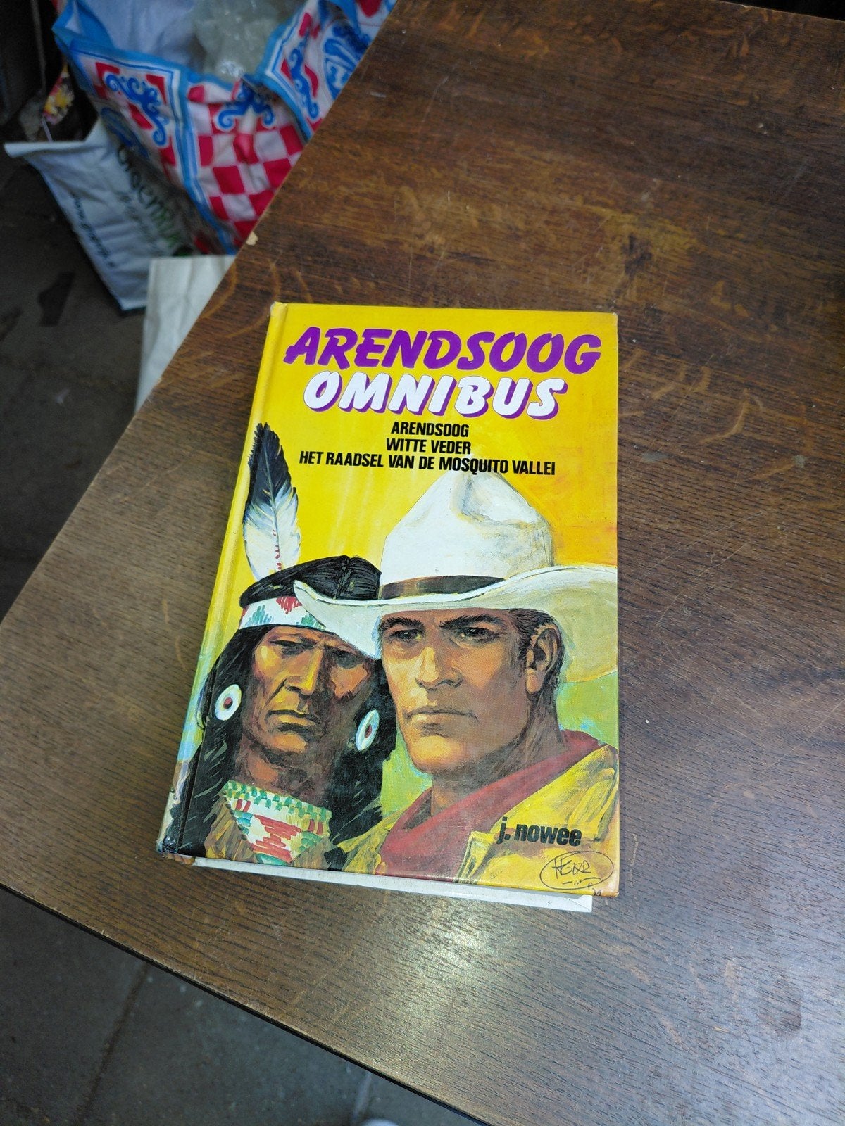 ArendsOog Omnibus ., Ophalen of Verzenden, Gelezen, J. Nowee