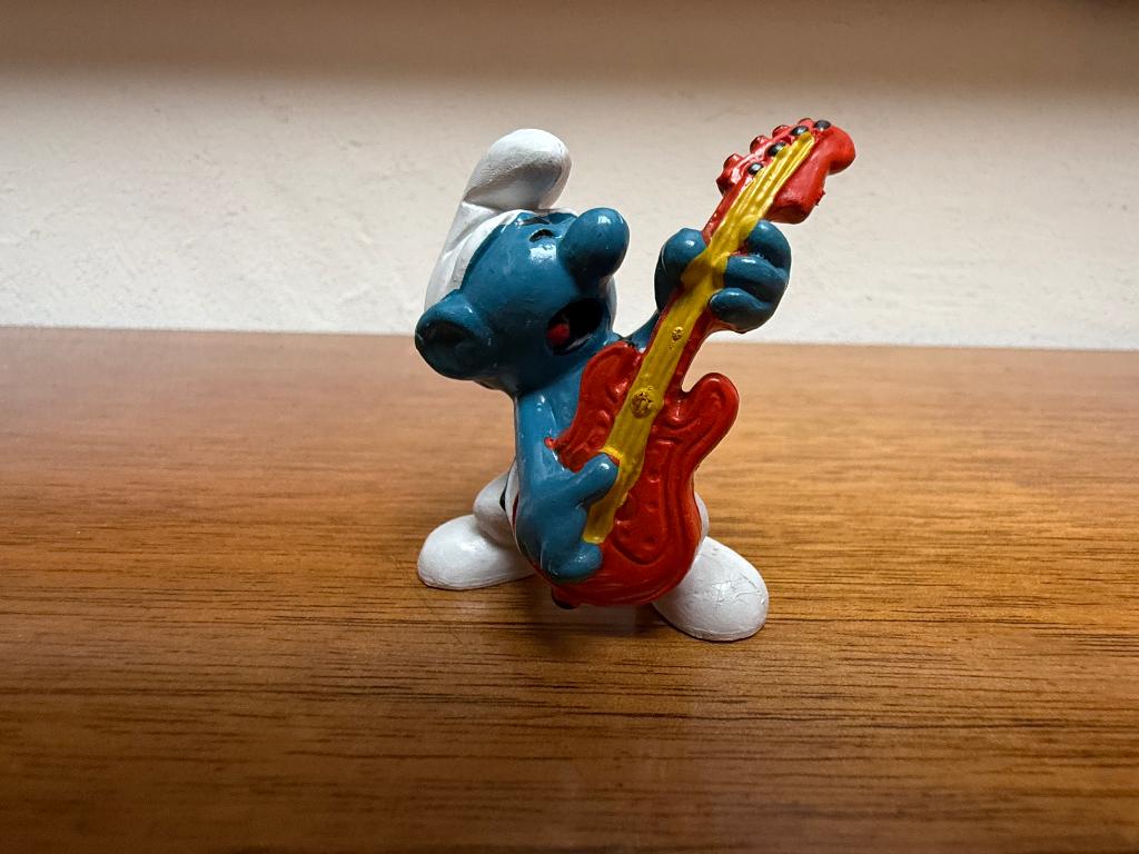 Smurf met gitaar - oranje/rode gitaar met gele snaren, Verzamelen, Smurfen, Ophalen of Verzenden, Gebruikt, Overige Smurfen, Poppetje, Figuurtje of Knuffel