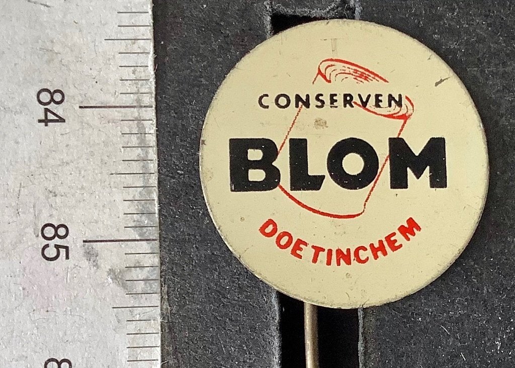 speld, Doetinchem, Blom conserven (AW, Verzamelen, Ophalen of Verzenden, Gebruikt, Overige onderwerpen, Speldje of Pin