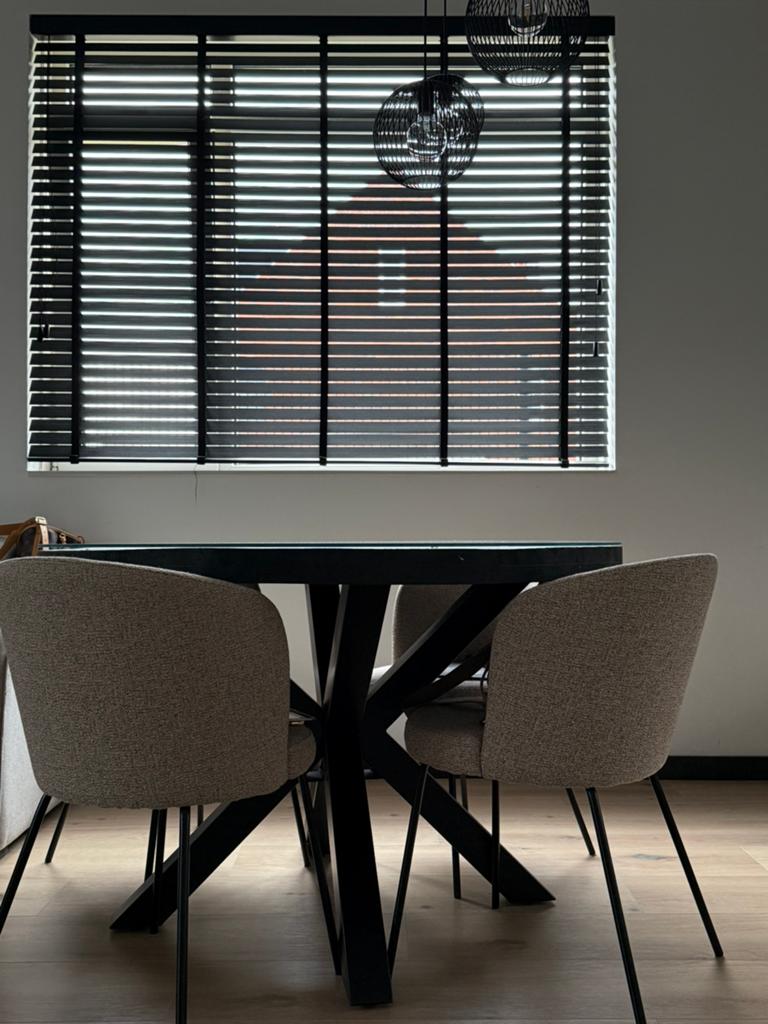 Ronde zwarte mango houtte eettafel 120cm + beige stoelen, Huis en Inrichting, Tafels | Eettafels, Ophalen of Verzenden, Zo goed als nieuw