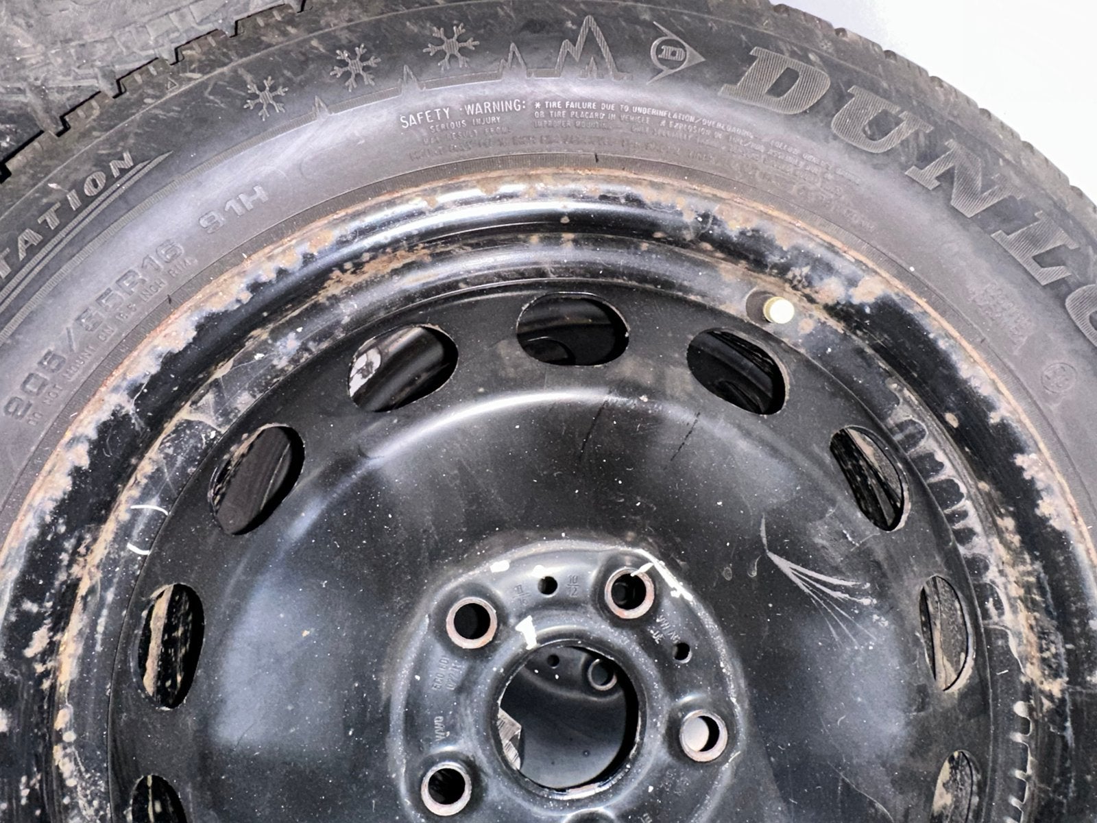 Foto 4 van Winterbanden 205/55 R16 op Stalen Velgen + VW Wieldoppen
