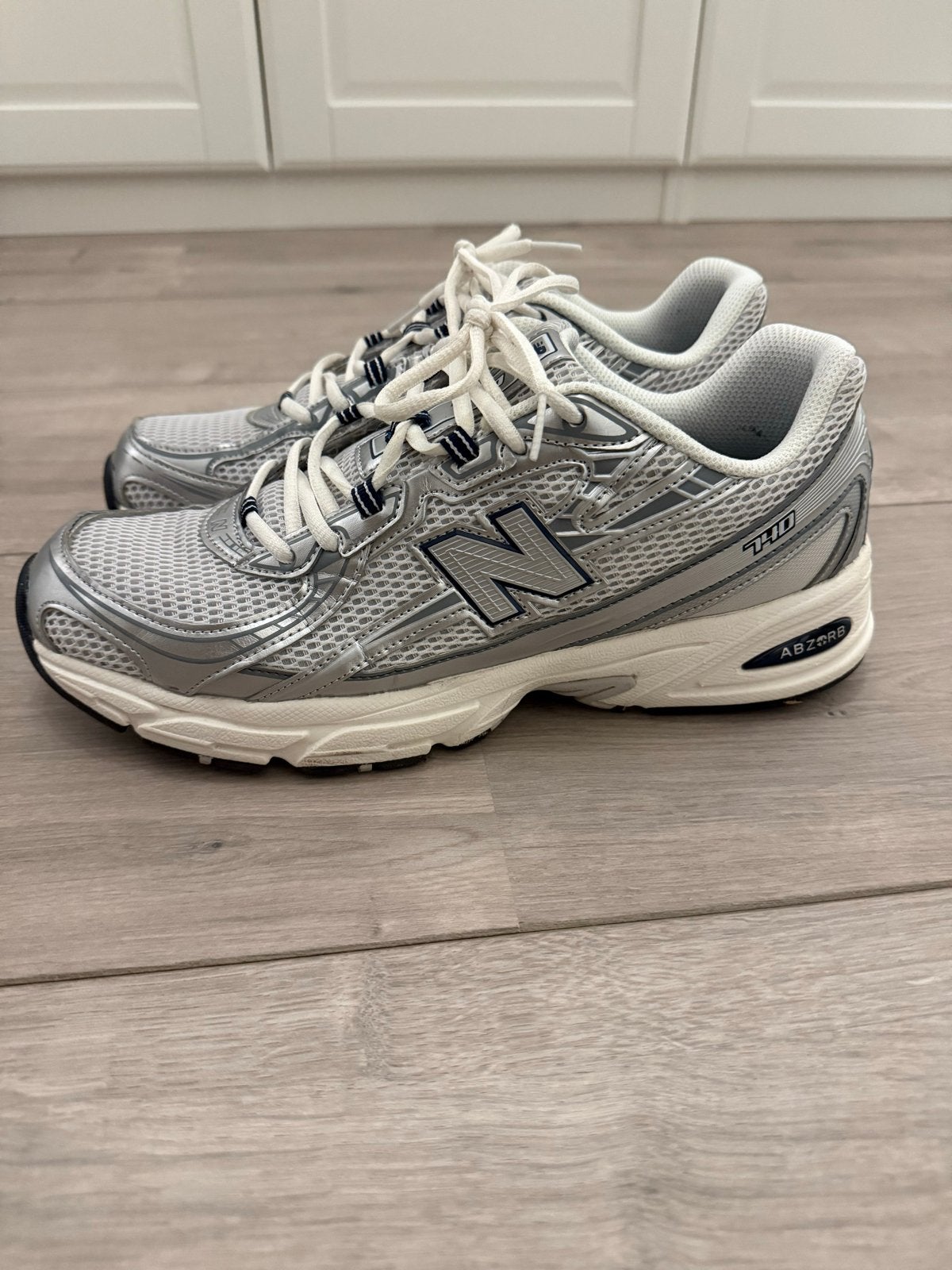 New Balance 740 Sneakers maat 45 Zilver-wit, Kleding | Heren, Ophalen of Verzenden, Zo goed als nieuw, Overige kleuren, Sneakers of Gympen