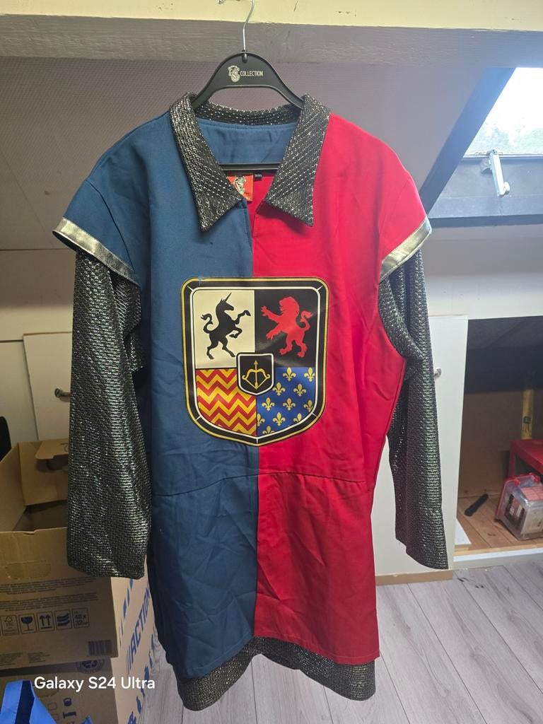 Ridderkostuum met wapenschild -.... Maat S/M, Hobby en Vrije tijd, Kostuums, Theaterbenodigdheden en LARP, Ophalen of Verzenden