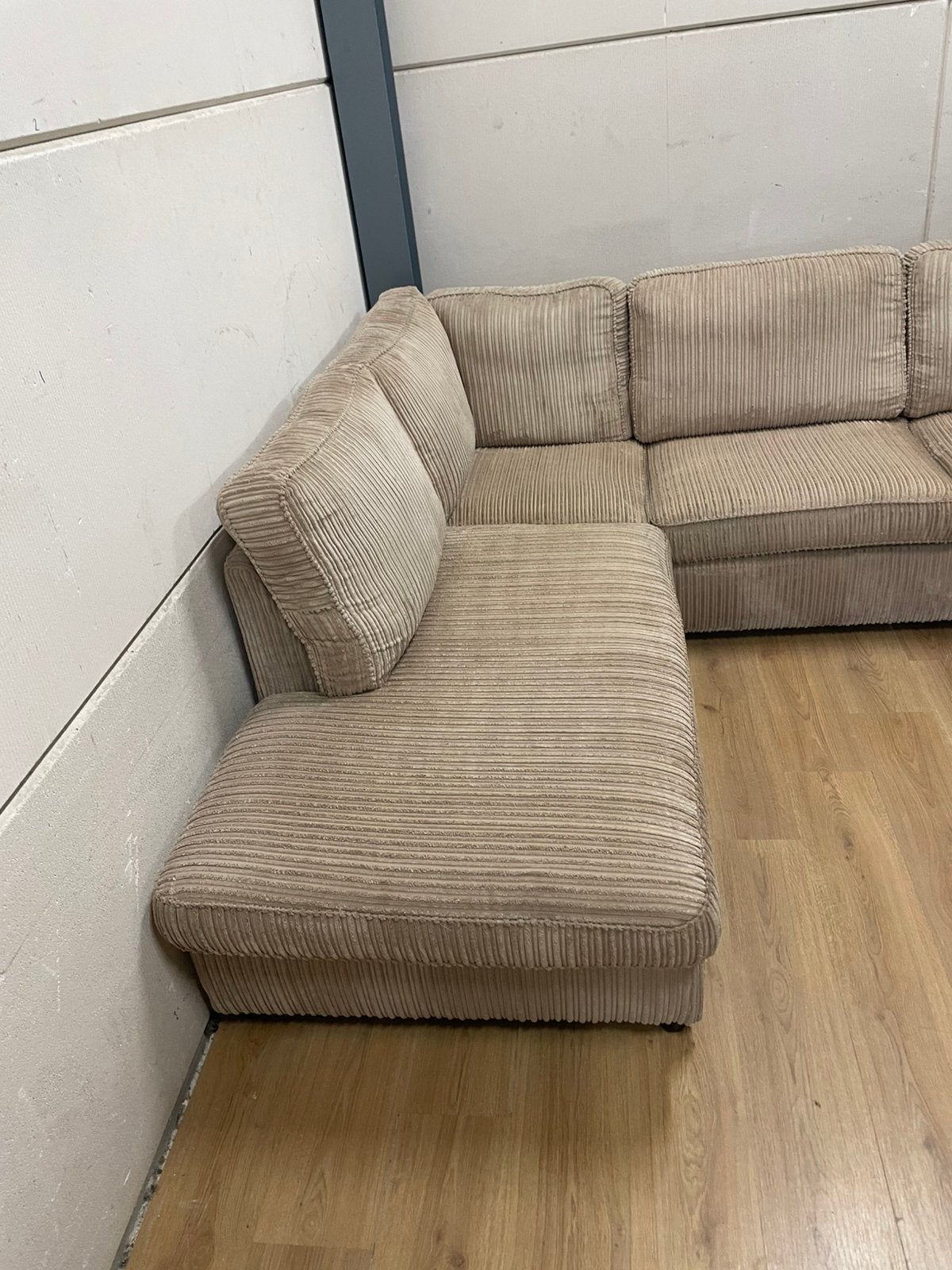 Foto 3 van Mooie luxe beige creme corduroy ribstof hoekbank - GEREINIGD