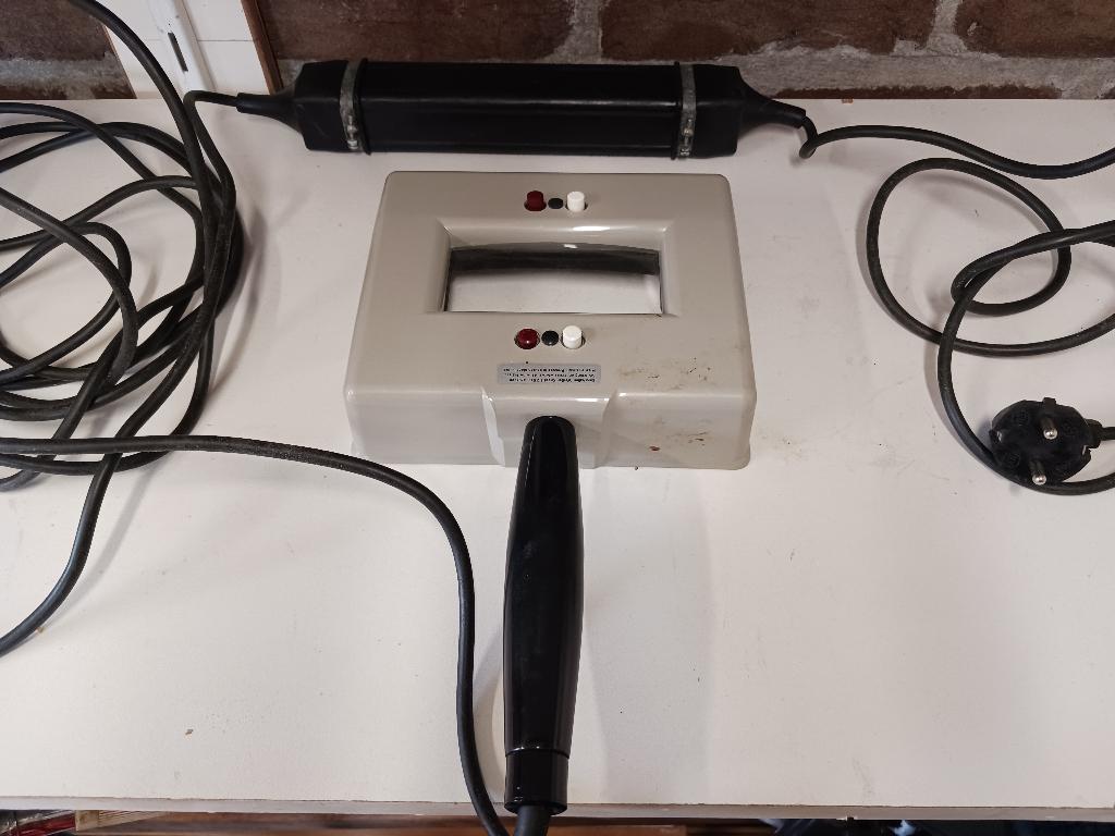 Vintage vals-geld detector, Ophalen