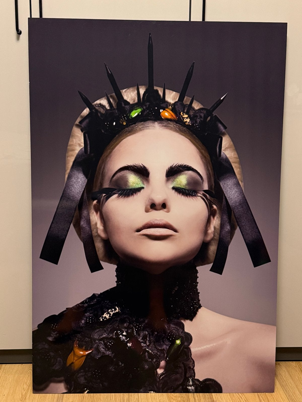 Fotokunst: Vrouw met opvallende make-up en kroon, Ophalen of Verzenden, Foto, Fotografie