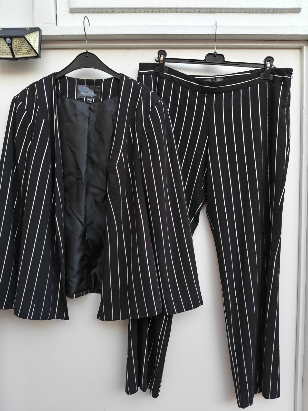 Prachtig zwart pak met zilveren krijtstreep ( blazer & broek, Kleding | Dames, Kostuum of Pak, Zwart, Maat 42/44 (L), Ophalen of Verzenden