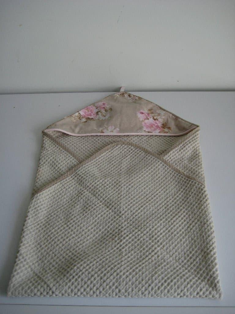 Beige baby badcape wafelkatoen met lichtroze +bloemen ZGAN, Kinderen en Baby's, Ophalen of Verzenden, Zo goed als nieuw, Overige typen