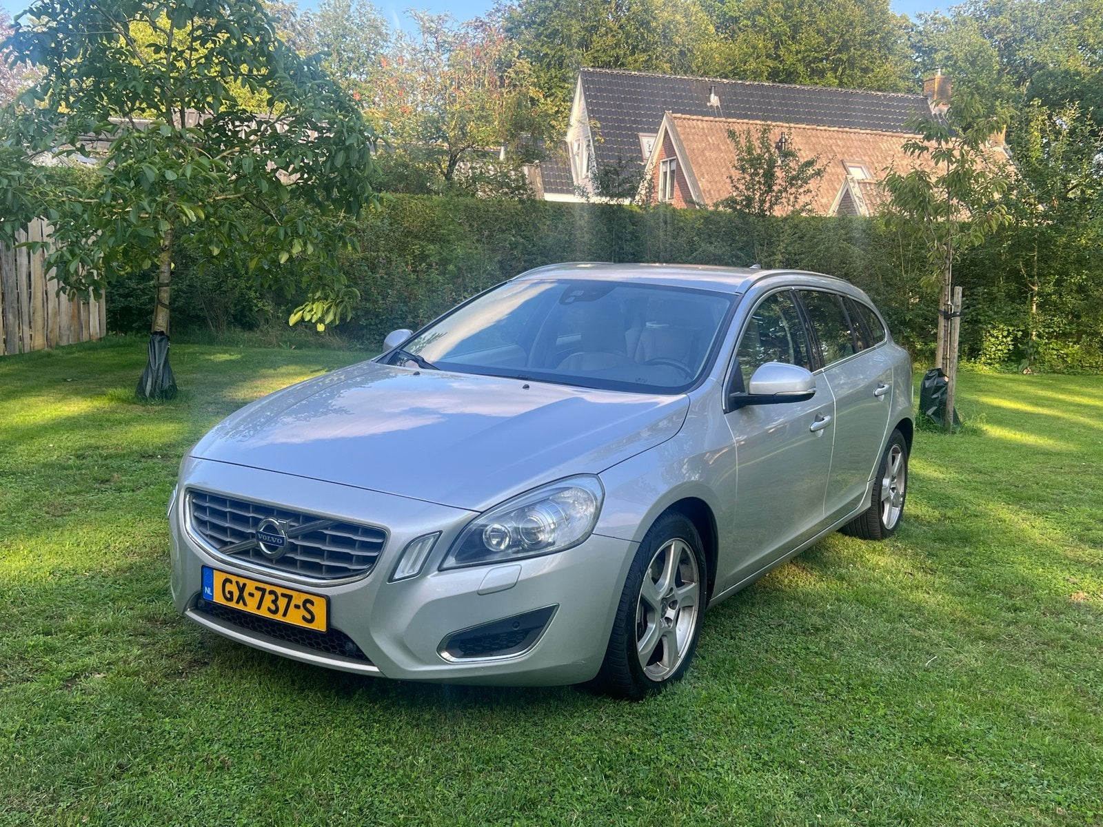 Volvo V60 2.4 D5 2011, Auto's, Volvo, Voorwielaandrijving, Beige, 1514 kg, Leder