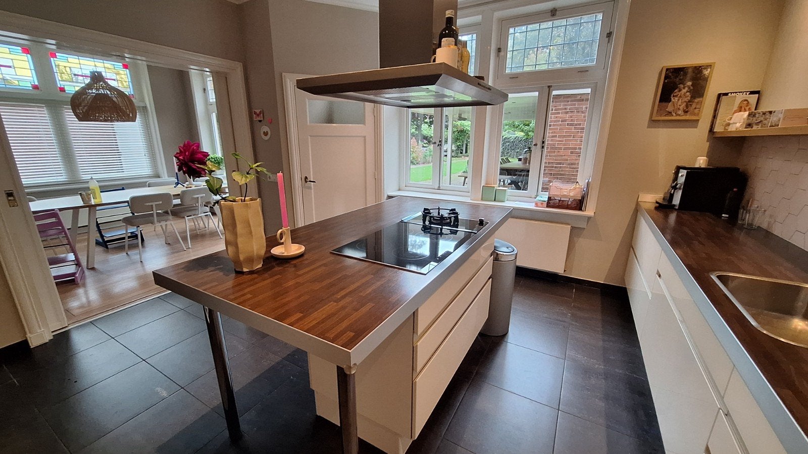Moderne keuken met kookeiland en inbouwapparatuur, Ophalen, Gebruikt, Wit, Met kookeiland