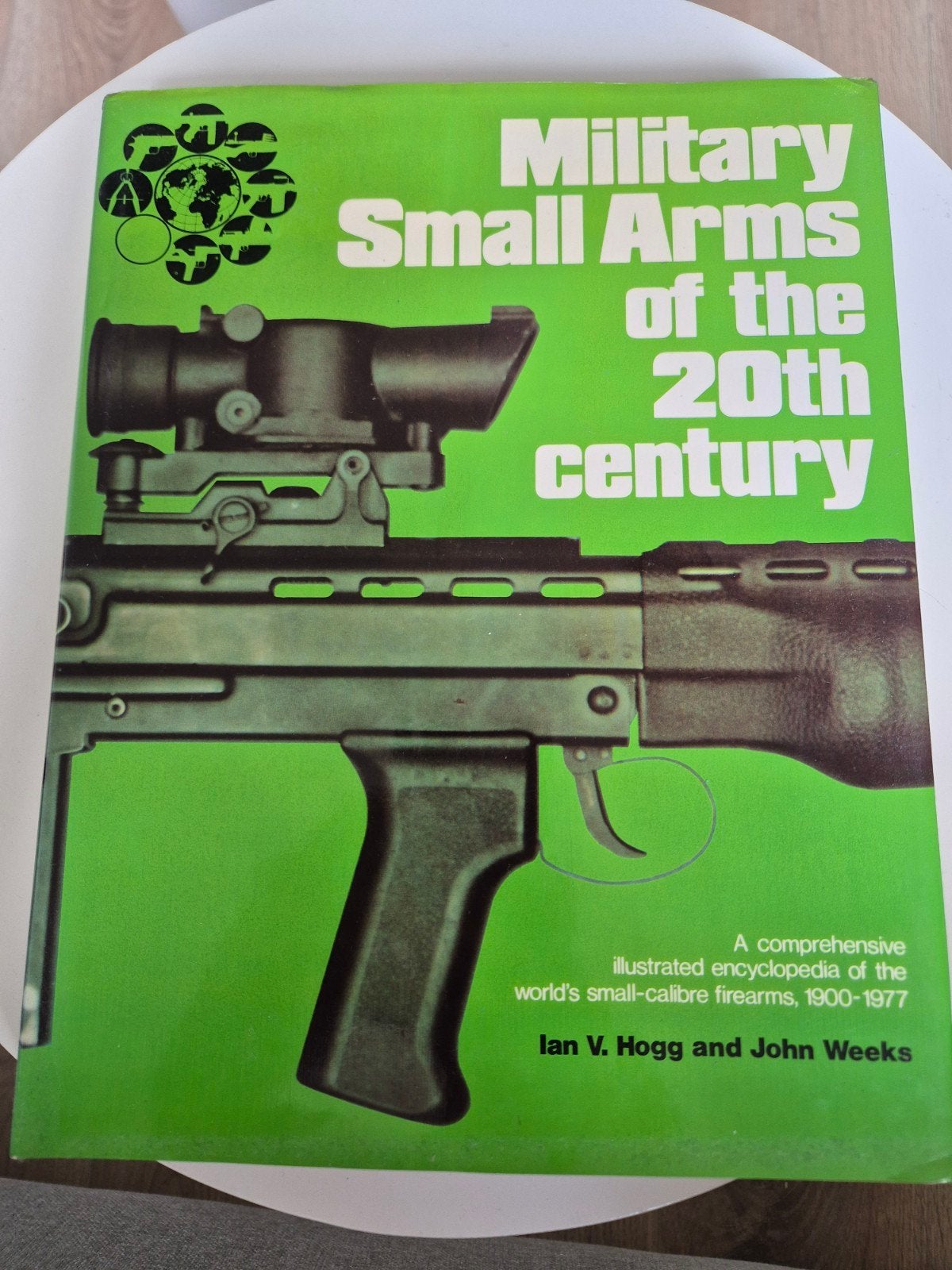 Military Small Arms of the 20th Century - Ian V. Hogg, Boeken, Gelezen, Ian V. Hogg en John Weeks, Ophalen of Verzenden, 1945 tot heden