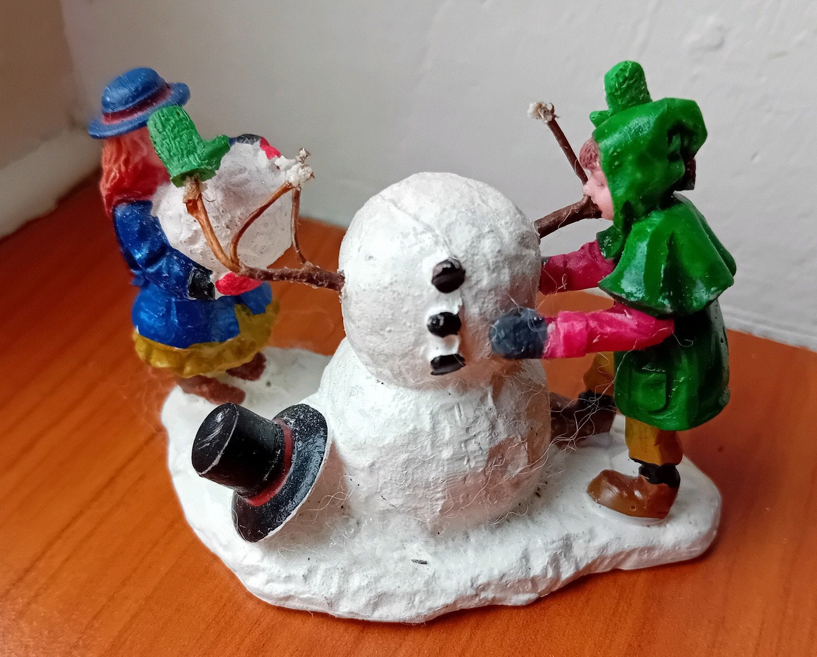 Lemax making a friend, retired, Lemax figuur Kerstdorp, Ophalen of Verzenden