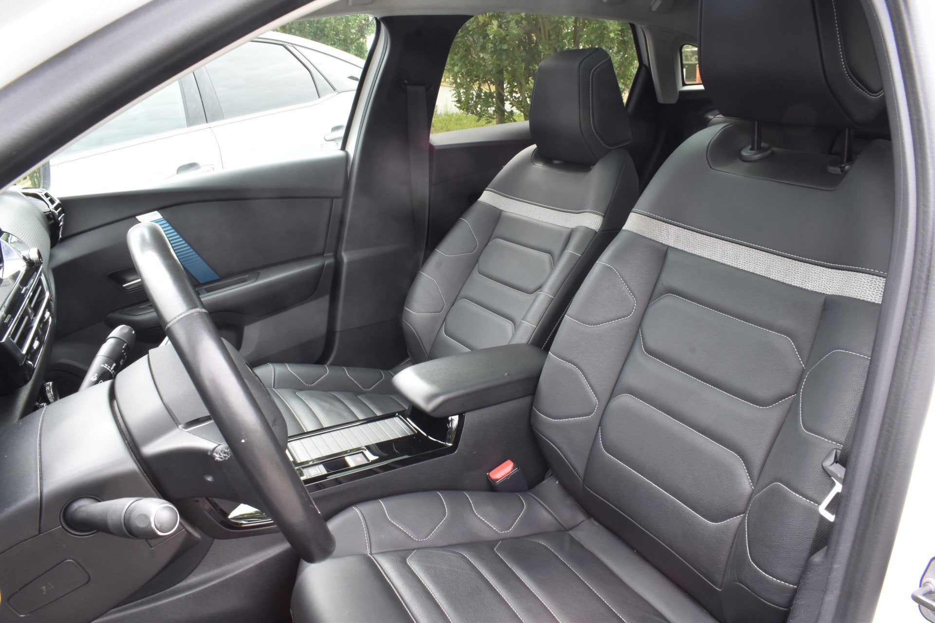 Citroën Ë-C4 Shine 50 kWh Panoramadak | Leder | Massagesto, Auto's, 136 pk, Gebruikt, Leder en Stof, Wit