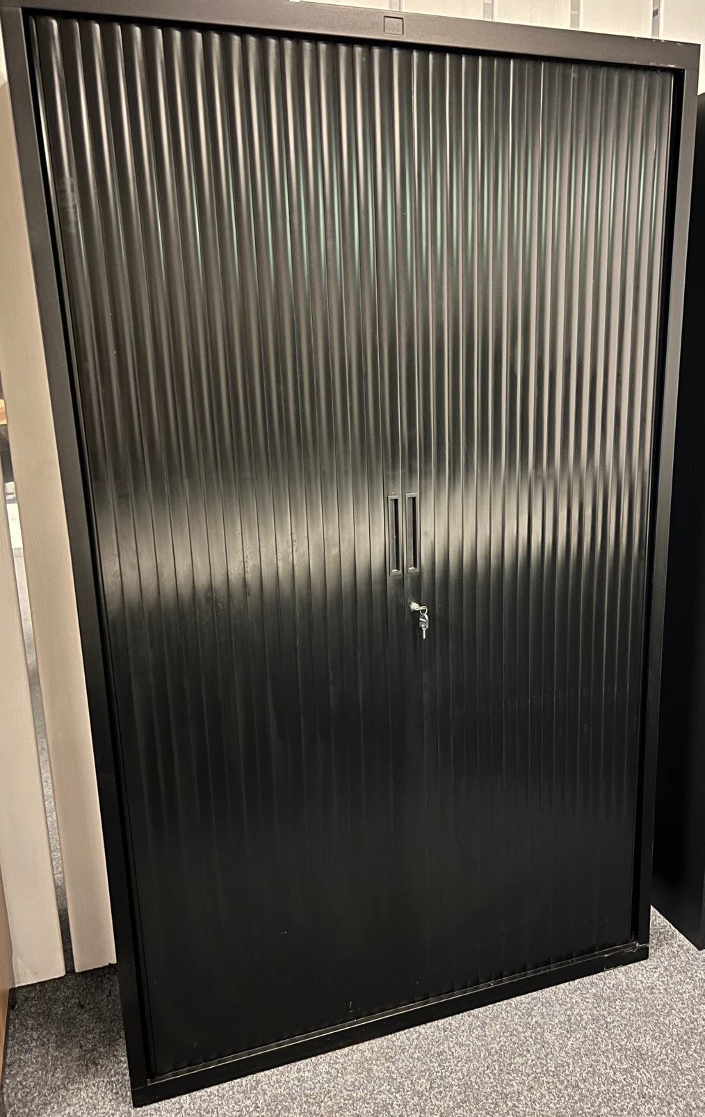 Zwarte roldeurkast, Huis en Inrichting, Ophalen, 100 tot 150 cm, Zo goed als nieuw, 150 tot 200 cm
