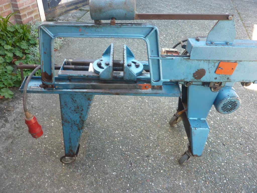 Te koop oude goed werkende beugelzaagmachine, Doe-het-zelf en Verbouw, Gereedschap | Zaagmachines, Ophalen, Gebruikt, Onbekend