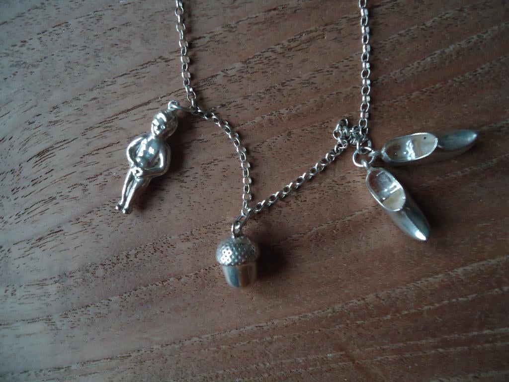 echt zilveren bedelketting met 3 zilveren bedels mooie staat, Ophalen of Verzenden, Zo goed als nieuw, Zilver, Zilver