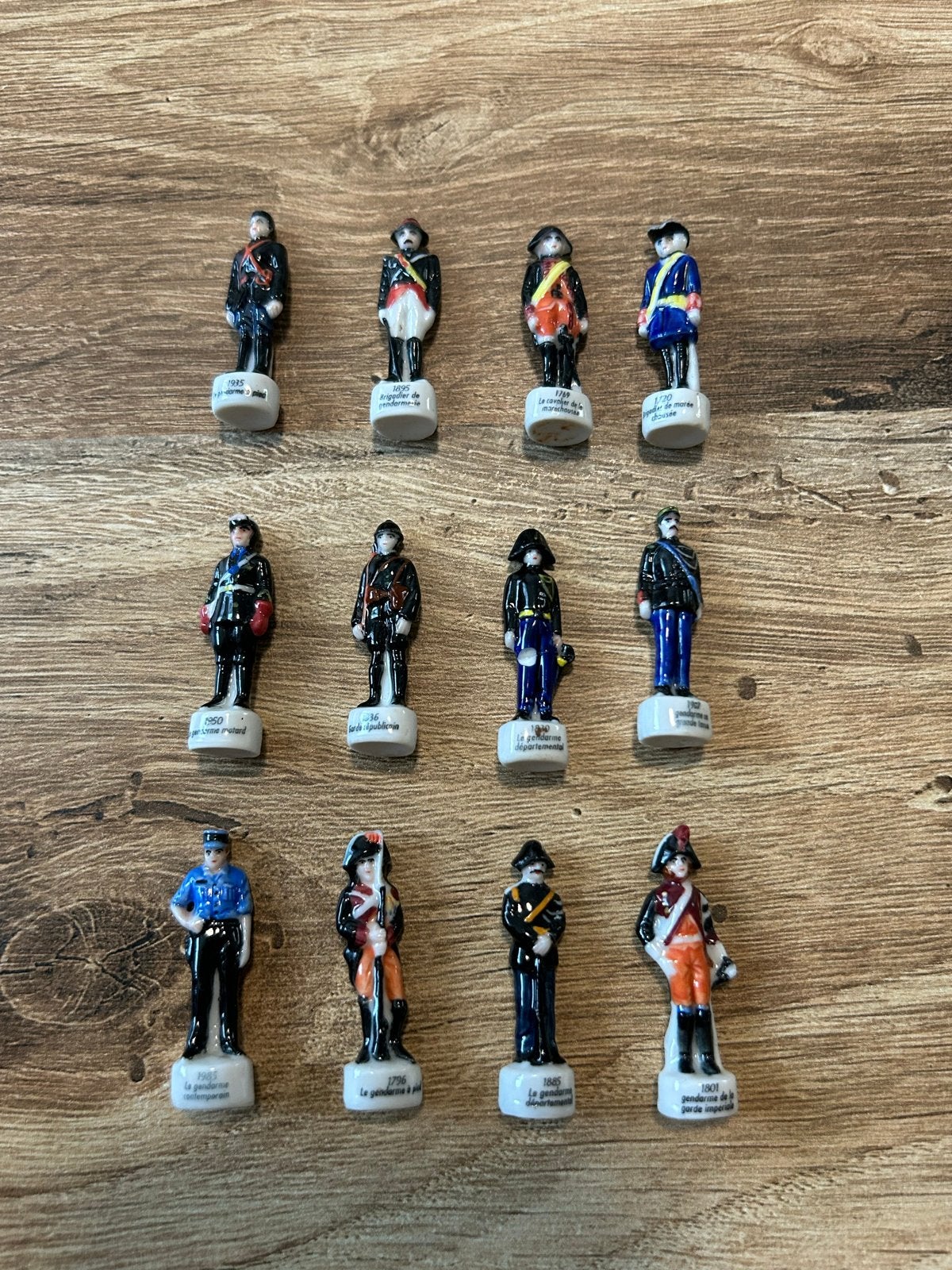 Set van 12 Gendarmerie beeldjes - diverse uniformen, Ophalen of Verzenden, Gebruikt, Mens