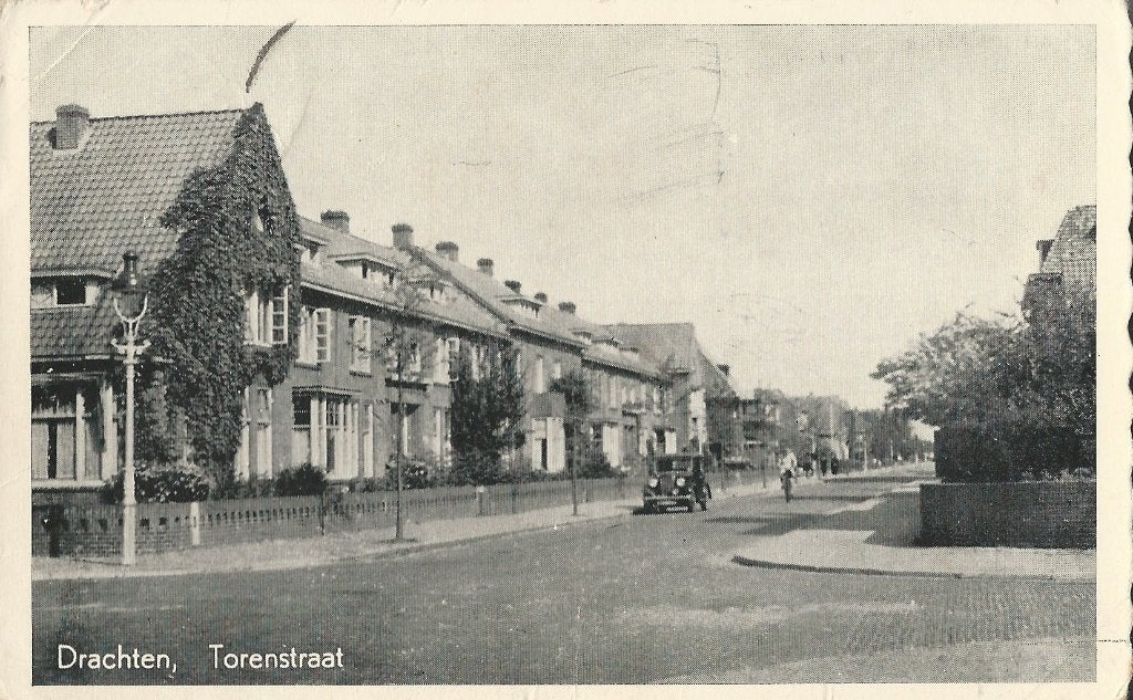 AK Drachten Torenstraat auto, Ophalen of Verzenden, 1940 tot 1960, Gelopen, Friesland