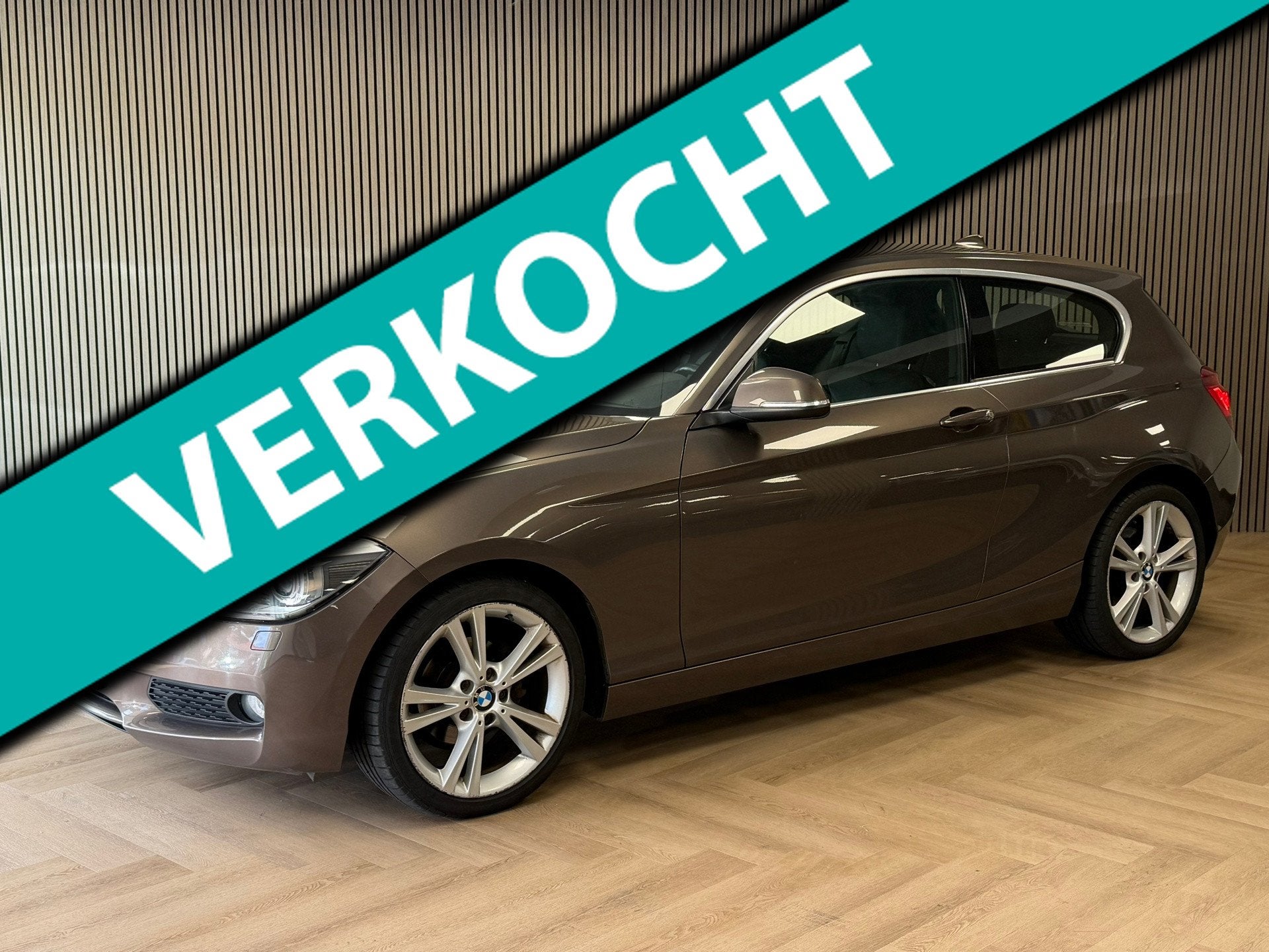 BMW 1-serie 116i Upgrade Edition AIRCO CRUISE NAVIGATIE PDC, Auto's, 1-Serie, Euro 5, Gebruikt, Zwart
