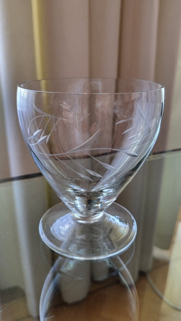 Gegraveerd wijnglas Hoogte 10 cm en doorsnede 8,5 cm, Antiek en Kunst, Ophalen