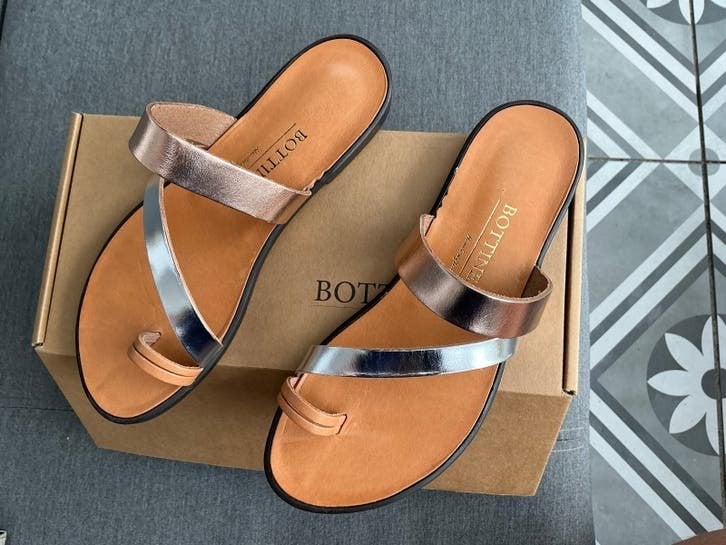Nieuwe Bottines handgemaakte zomer sandalen/slippers maat 38, Kleding | Dames, Ophalen of Verzenden, Nieuw, Overige kleuren, Slippers