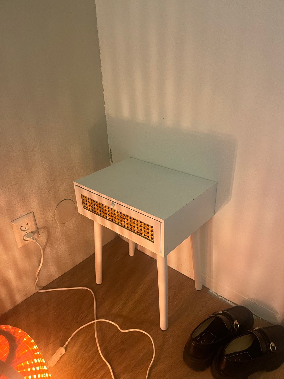 Nachtkastje met rotan ladefront - Wit, Gebruikt, 45 tot 65 cm, Hout, 55 tot 70 cm