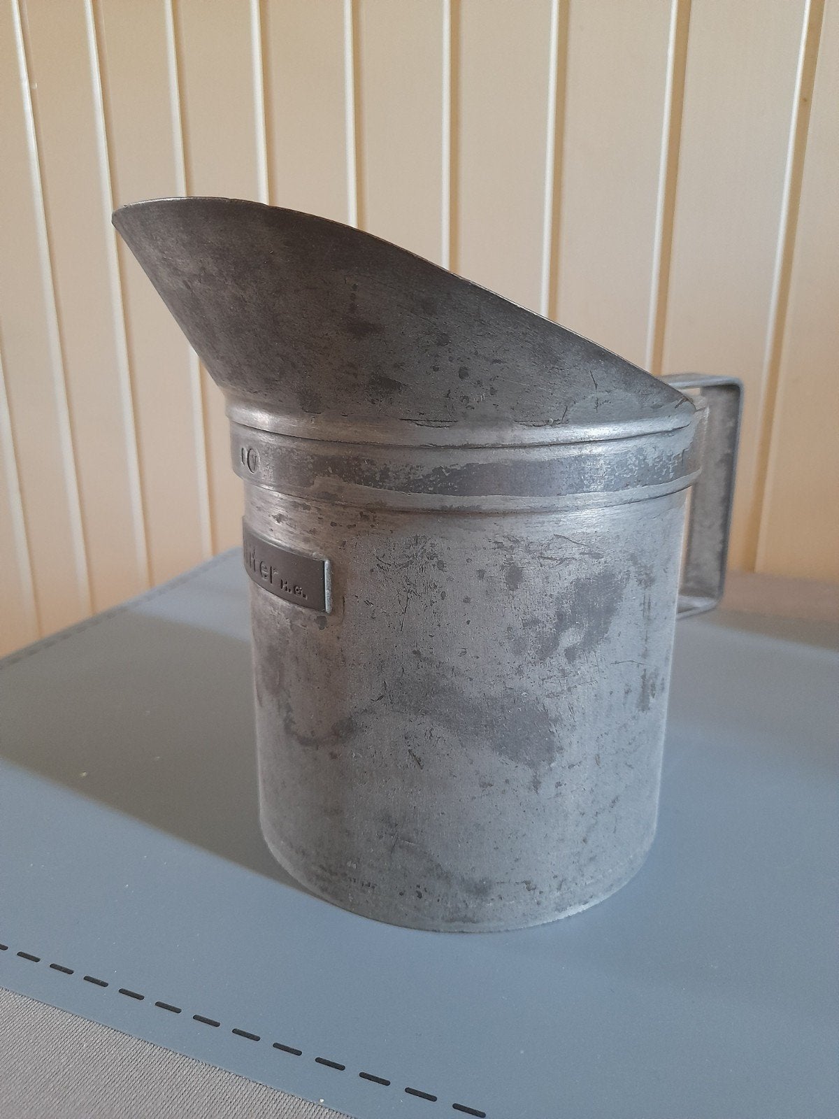 ANTIEKE  OLIEMAAT, 1 LITER, Verzenden