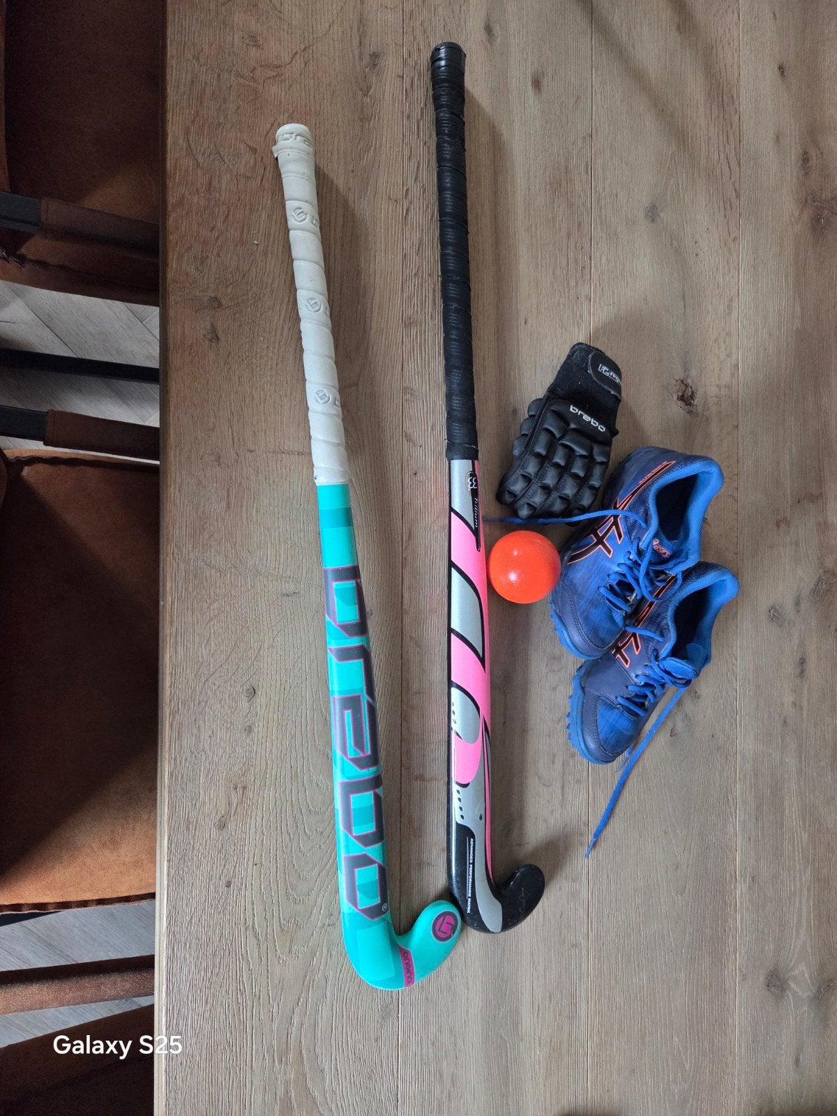 Hockeyschoenen mt 35 met hockeysticks en bal, Ophalen of Verzenden, Gebruikt, Schoenen