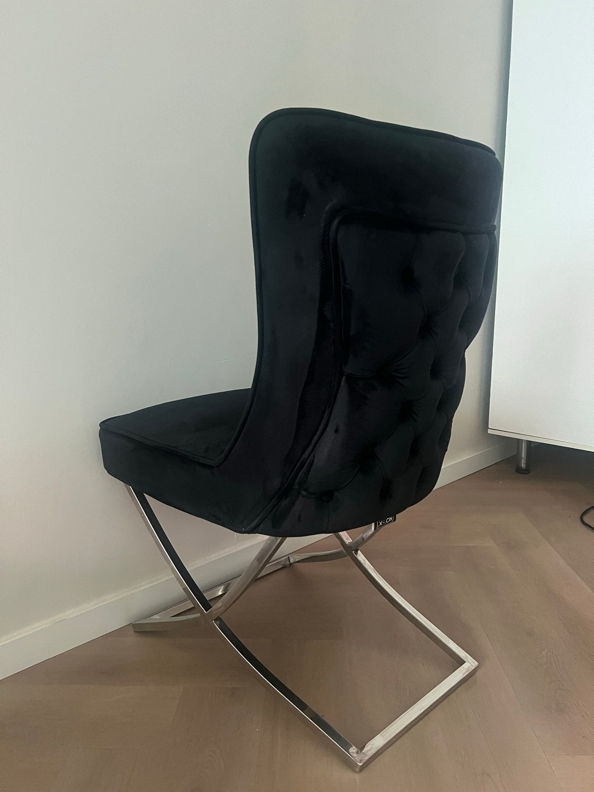 Nette zwarte stoelen met metalen onderstel, Twee, Zwart, Ophalen of Verzenden, Zo goed als nieuw