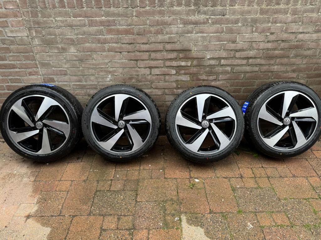 17’ Volkswagen Polo GTI velgen + nieuwe banden te koop!, Ophalen, 215 mm, 17 inch, Zomerbanden
