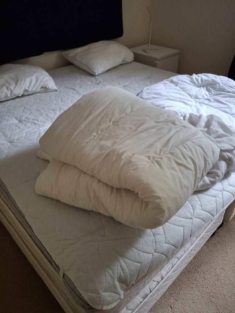 Bed inclusief topper, 2 kussens, 2 dekbedden en molton, Ophalen, Gebruikt, Wit, Tweepersoons