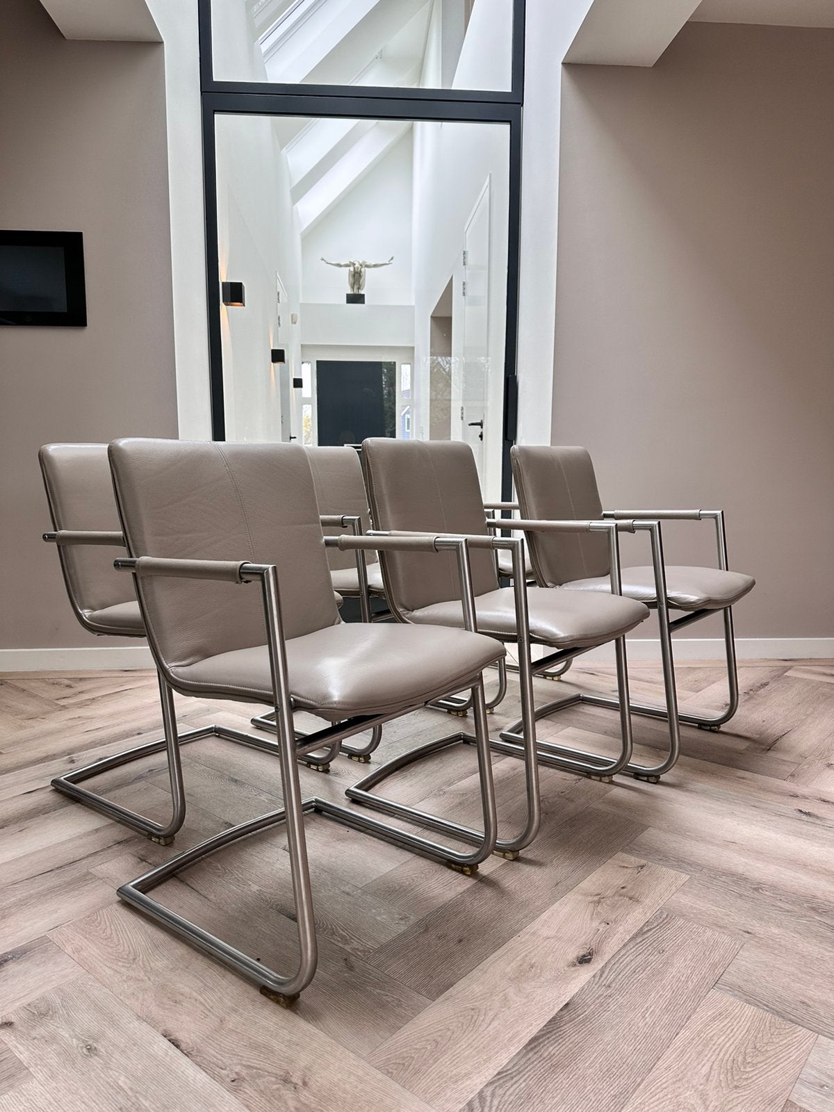 4/6 taupe lederen Henders en Hazel design stoelen, Overige kleuren, ---, Henders en Hazel, Ophalen of Verzenden