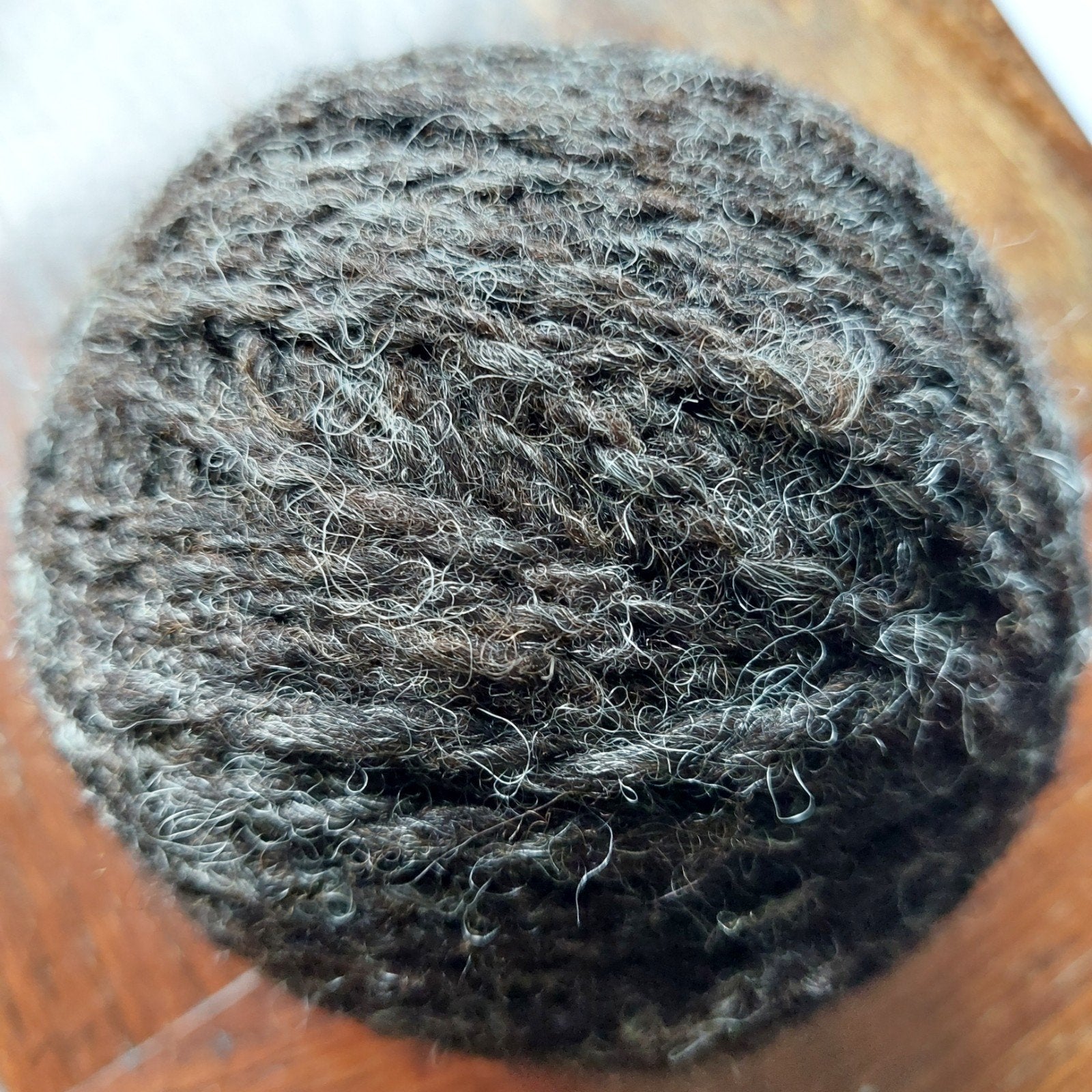 1150 gram grijze handgesponnen wol, Ophalen of Verzenden, Nieuw, Breien of Haken, Wol of Garen