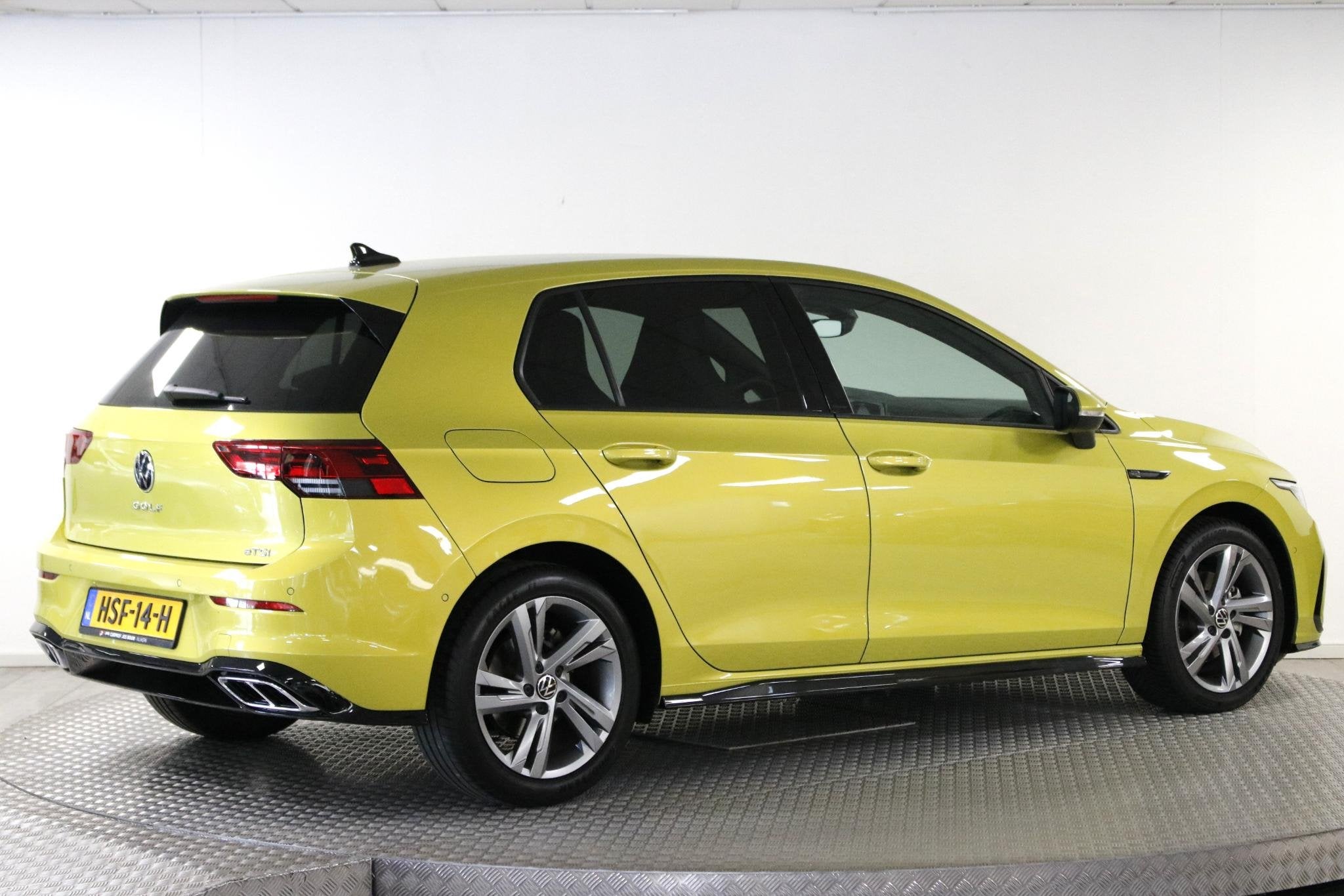Volkswagen Golf 1.5 eTSI R-Line Business+ 160 PK | Virtual C, Euro 6, 4 cilinders, 160 pk, Geel