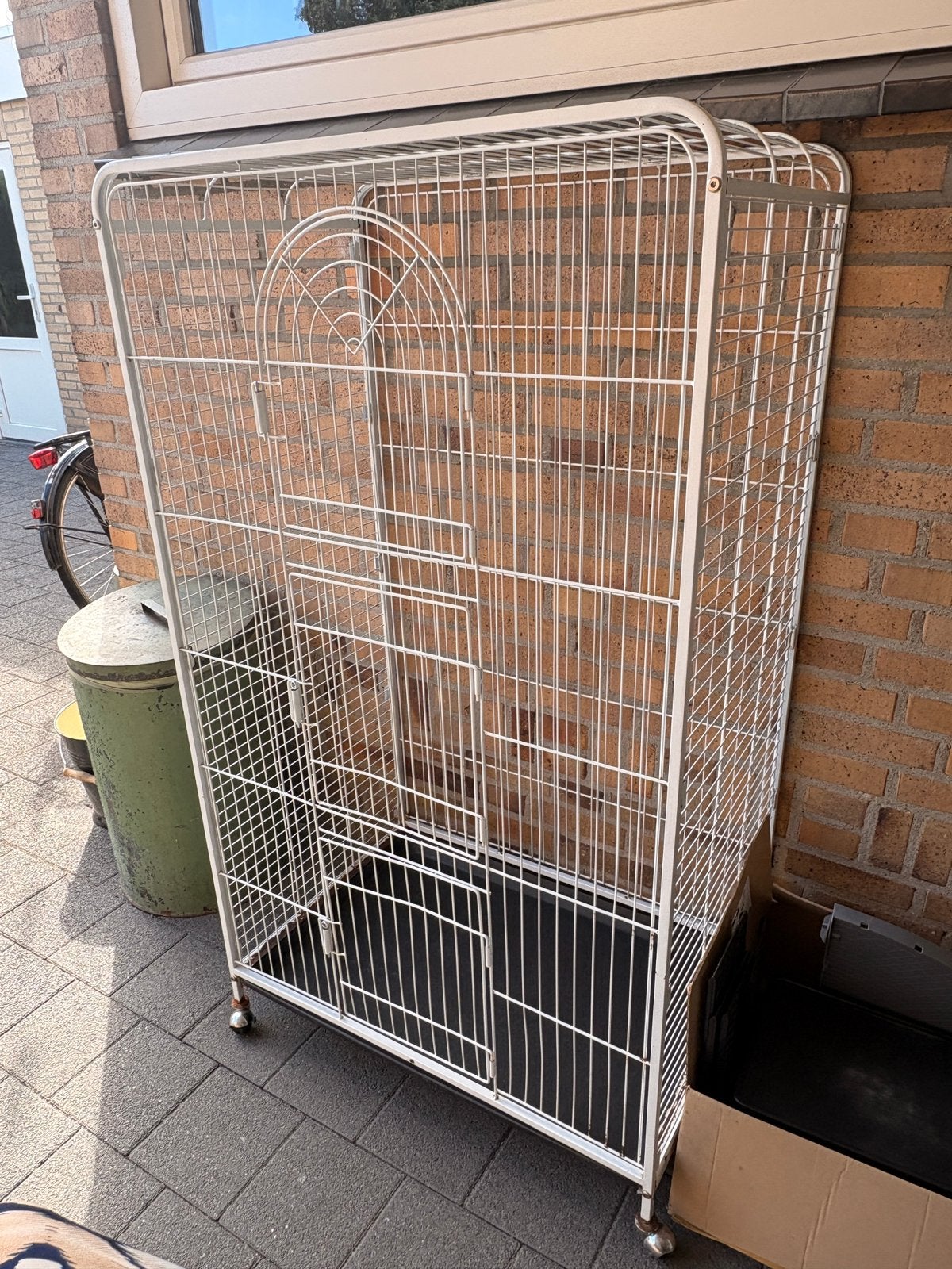 Witte kooi op wieltjes, Dieren en Toebehoren, Knaagdieren en Konijnen | Hokken en Kooien, Ophalen, Kooi, Gebruikt, 90 cm of meer