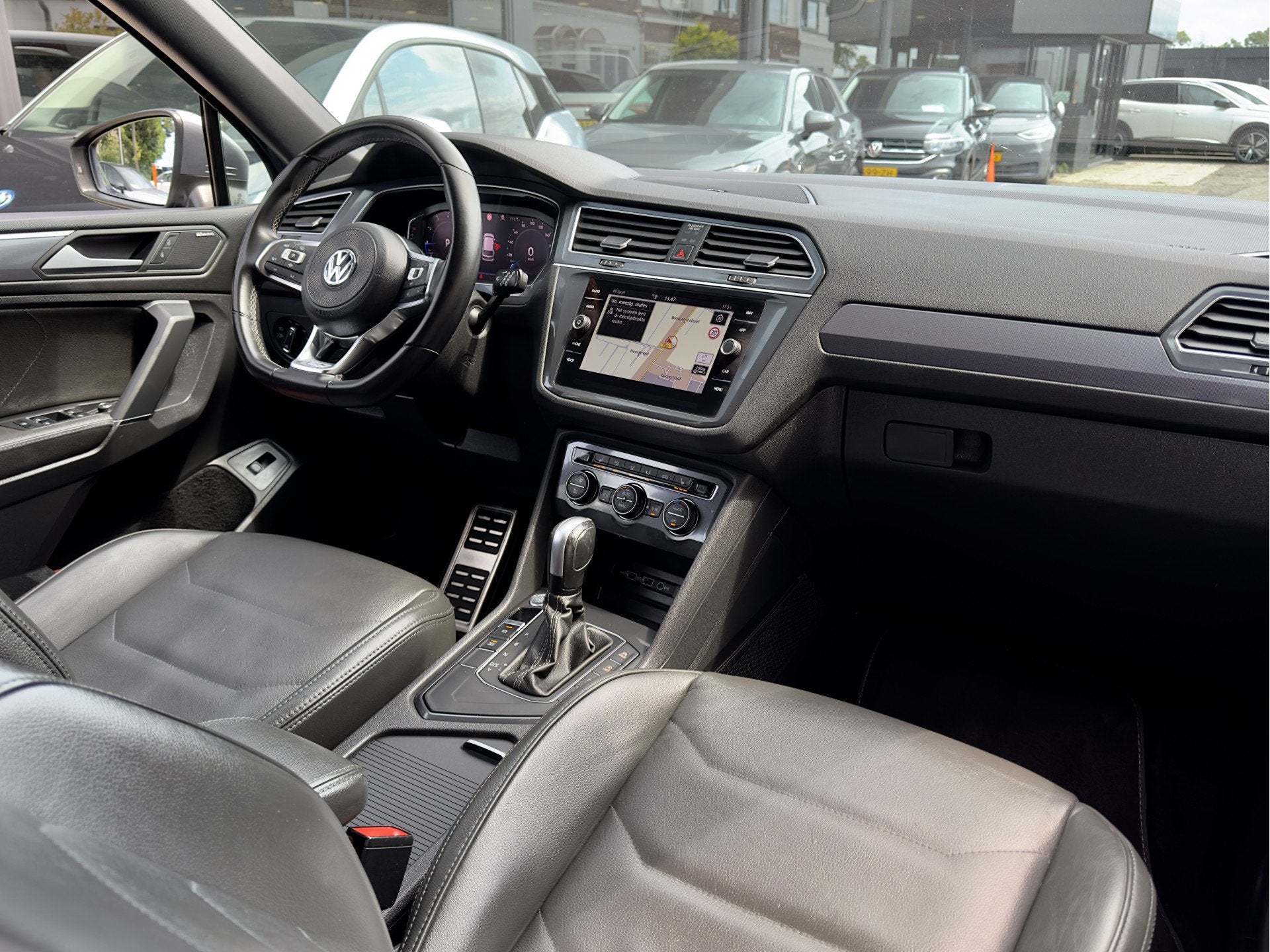 Volkswagen Tiguan Allspace 1.5 TSI AUT7 3X R-LINE.VOL-LEDER, 150 pk, SUV of Terreinwagen, 84 €/maand, 17 km/l
