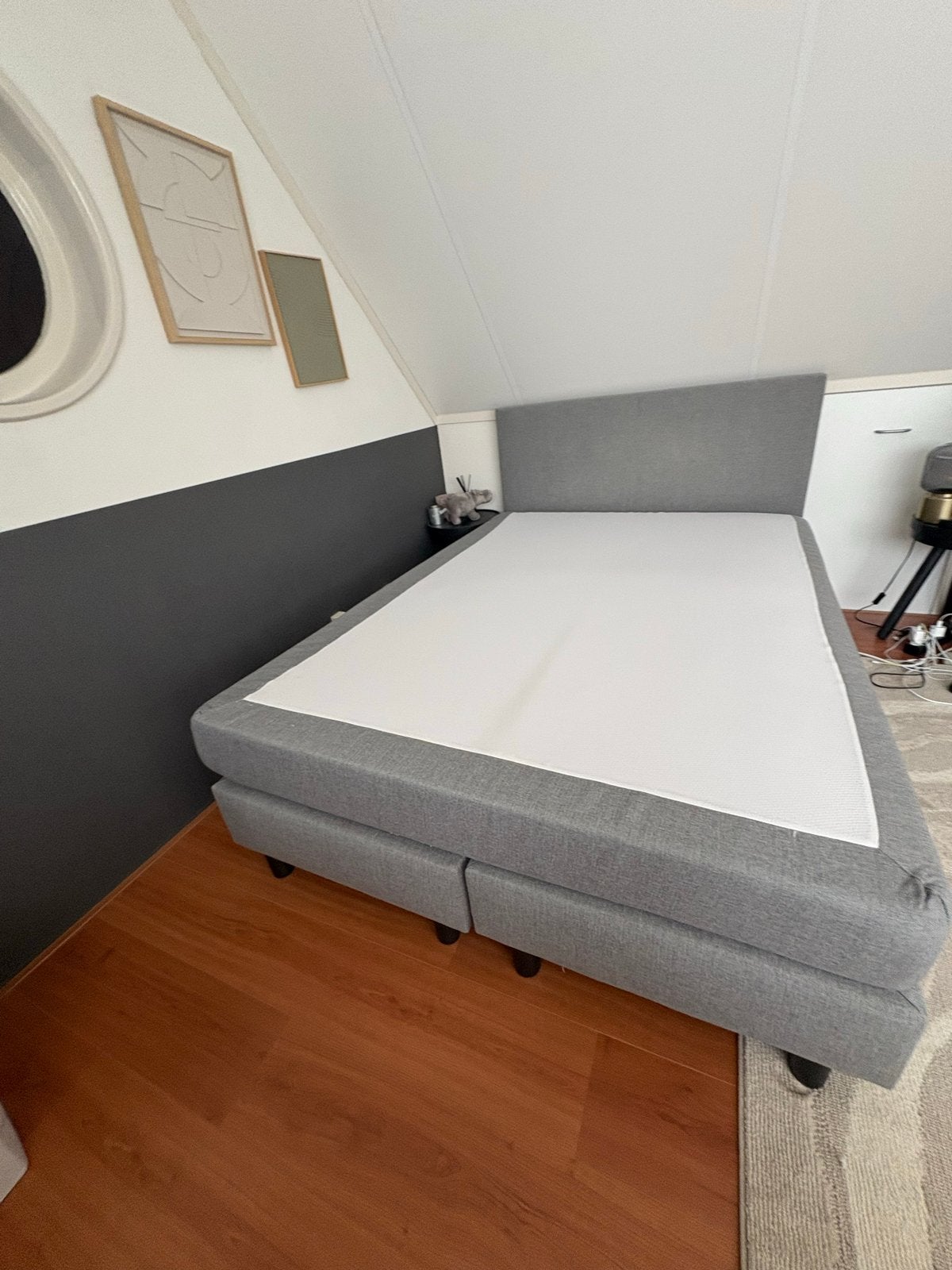 Grijs tweepersoonsbed met hoofdbord - 140 cm breed, Huis en Inrichting, Ophalen, Gebruikt, Tweepersoons, 140 cm