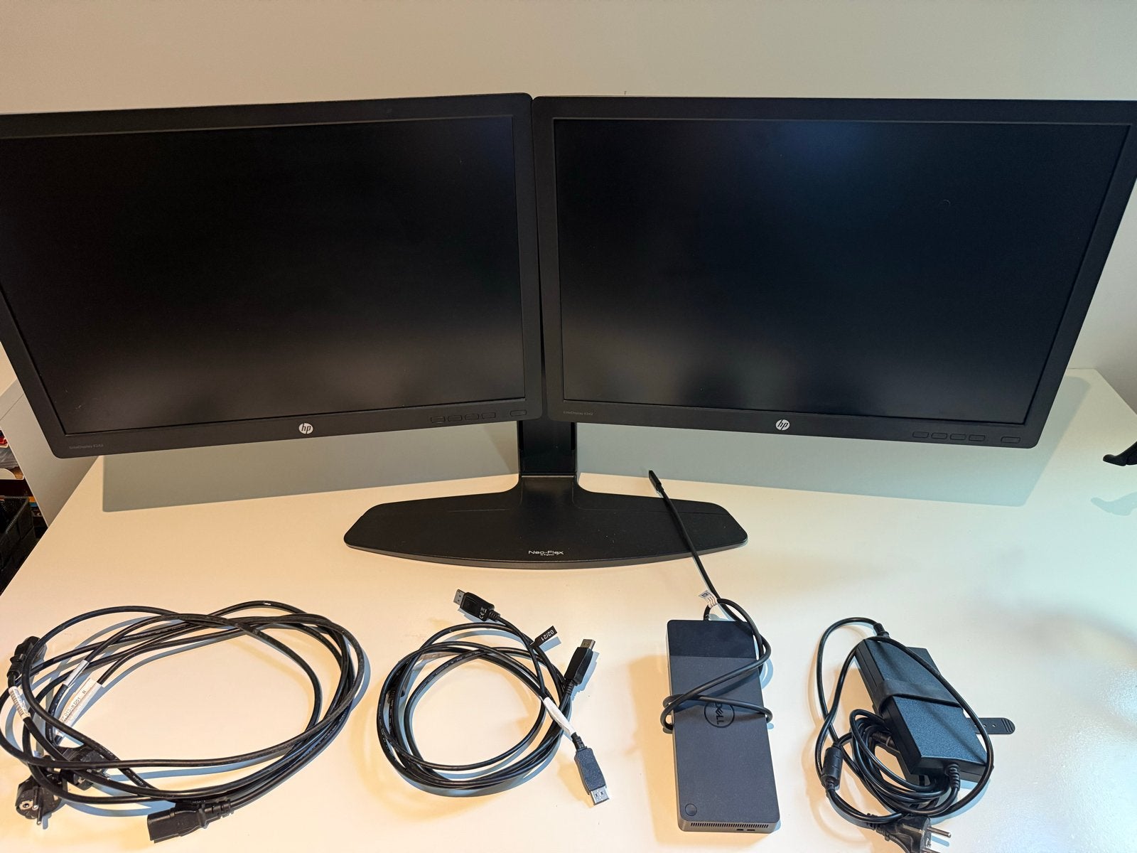 Complete Thuiswerk Set: 2x HP Monitoren, Ergotron, Dell Dock, Computers en Software, Monitoren, Ophalen, IPS, In hoogte verstelbaar