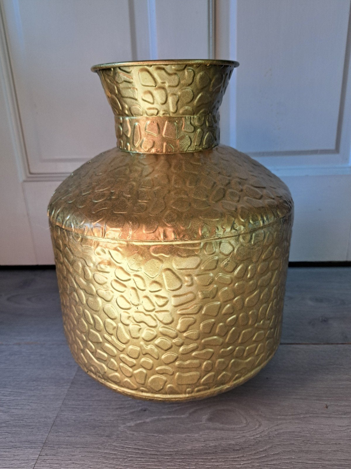 Gouden vaas gebruikt voor kunstbloemen, Huis en Inrichting, Woonaccessoires | Vazen, Ophalen, Overige kleuren, Kunststof, Minder dan 50 cm