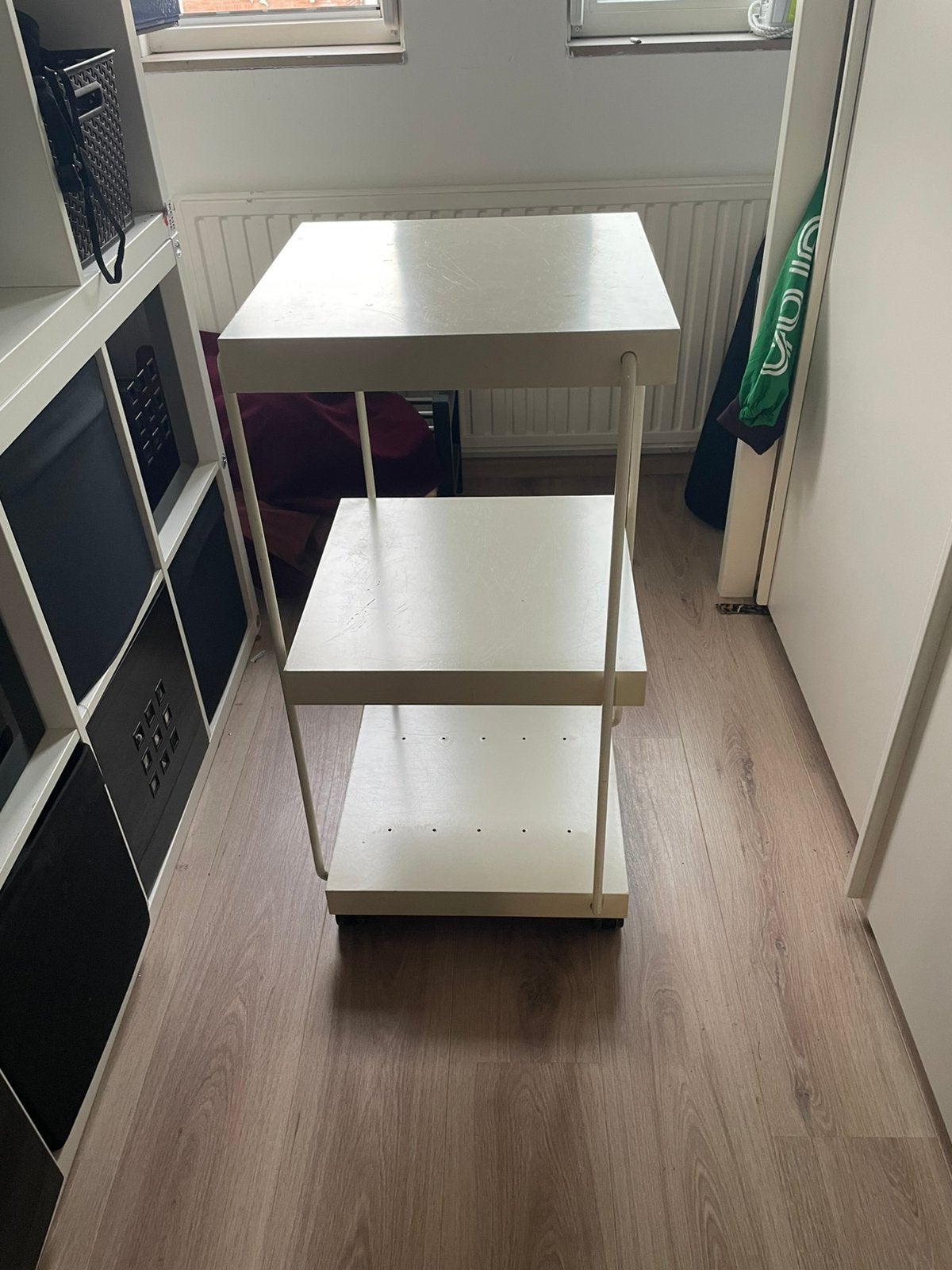 Wit bijzettafeltje op wieltjes, Ophalen
