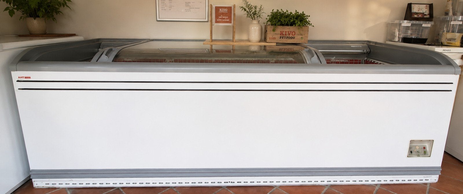 Grote AHT vrieskist - 250x80x83cm, Gebruikt, 200 liter of meer, 60 cm of meer, Met aparte vriezer