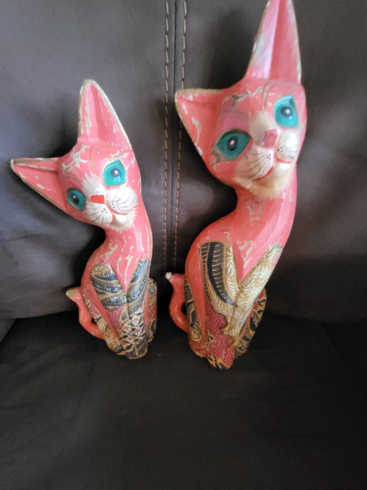 Set van 2 Vintage Roze Katten Beeldjes - Hout, Gebruikt, Roze, Ophalen of Verzenden, Vintage