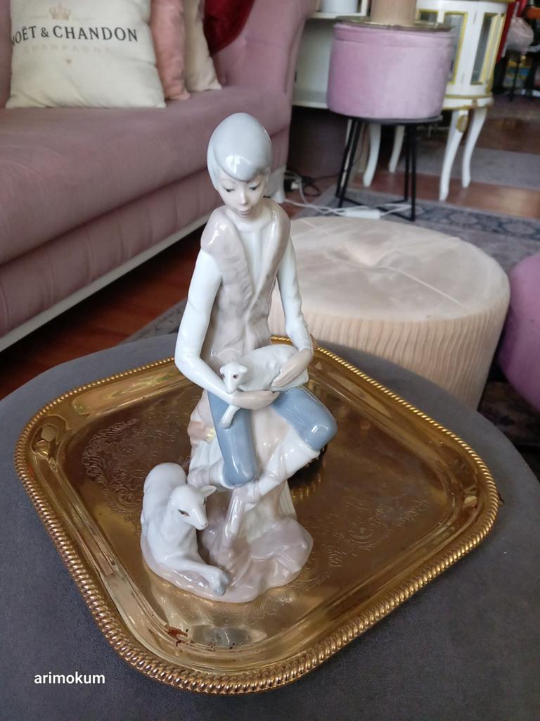 Casades Porseleinen Beeld: Jongen met Lammetjes, 28 cm, Ophalen of Verzenden