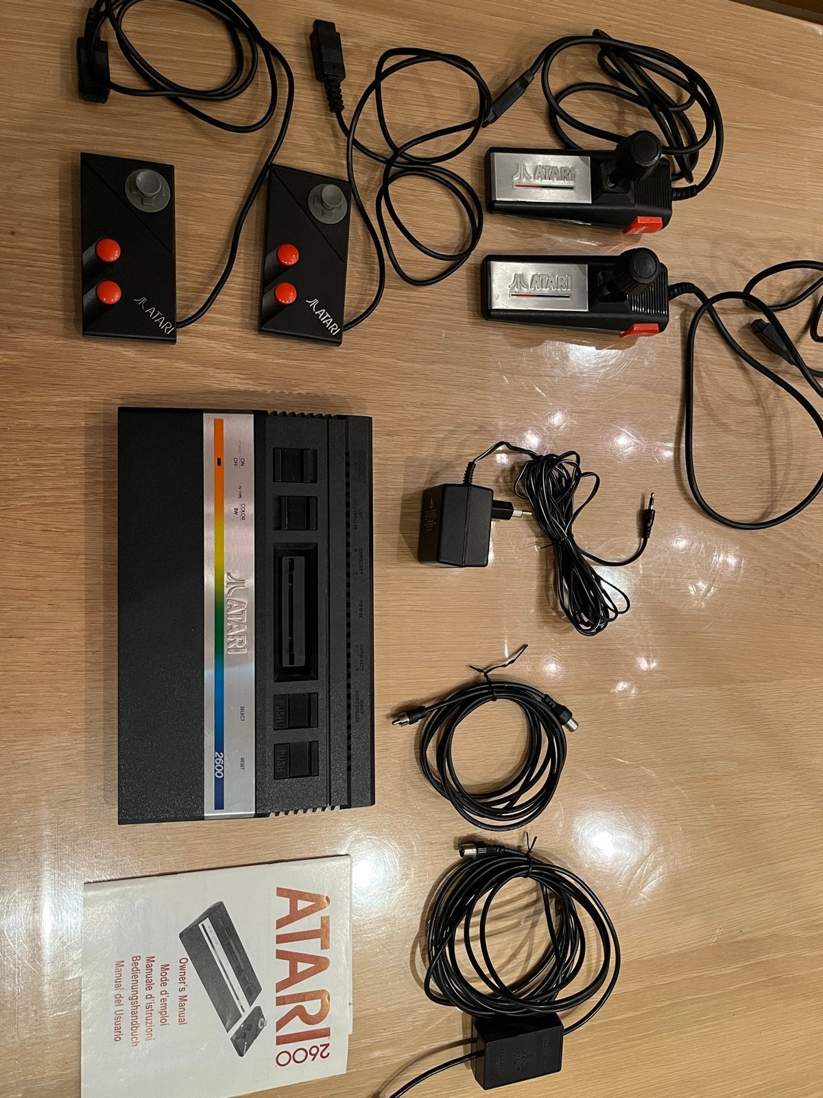 Atari 2600 console met 4 controllers en handleiding, Spelcomputers en Games, Spelcomputers | Atari, Ophalen of Verzenden, Gebruikt