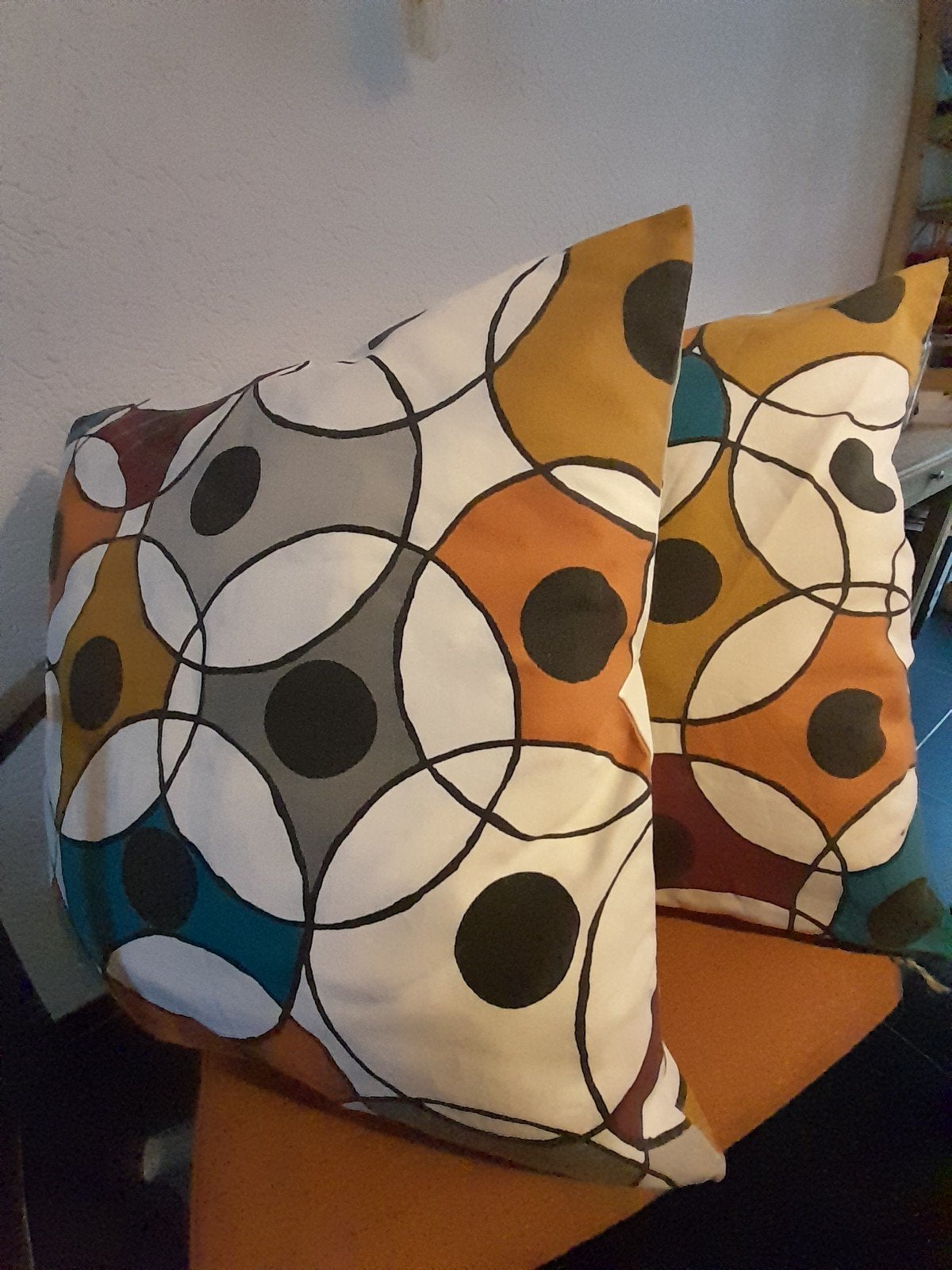 Mooie kleurige kussens, Retro print. 50 x 50, Ophalen of Verzenden, Zo goed als nieuw, Vierkant, Rugkussen
