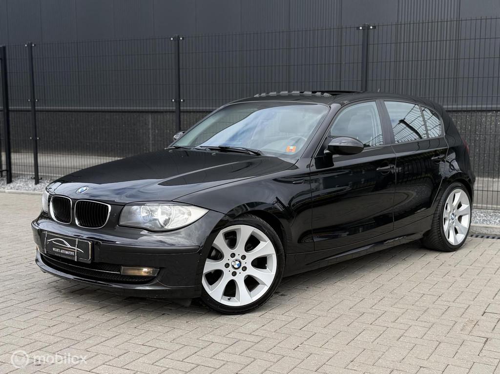 BMW 1-serie 118d |PANO|DOWNPIPE|STAGE 2|STOELVERW|LED|AIRCO|, Auto's, BMW, Zwart, 140 €/maand, Euro 4, Lichtsensor