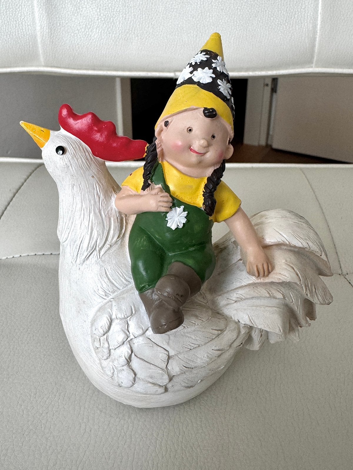 Decoratie (tuin)beeldje meisje op witte haan, Ophalen of Verzenden, Gebruikt, Dier