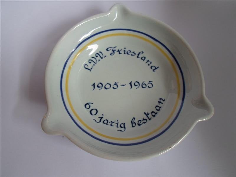 Schaaltje L.V.V. Friesland. 60-jaar Leeuwarder Voetbalclub, Antiek en Kunst, Curiosa en Brocante, Ophalen of Verzenden