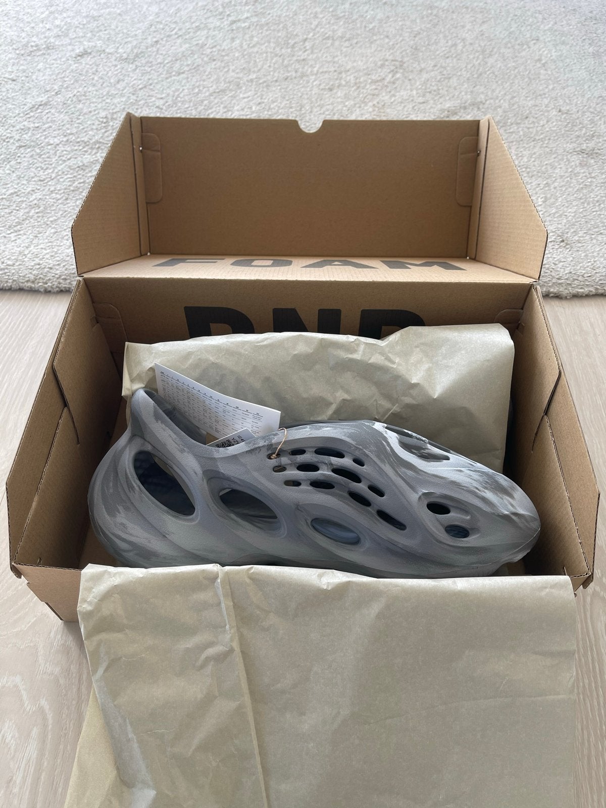 Yeezy Foam Runner grijs - Nieuw en Origineel - Maat 43, Ophalen of Verzenden, Nieuw, Overige kleuren, Slippers