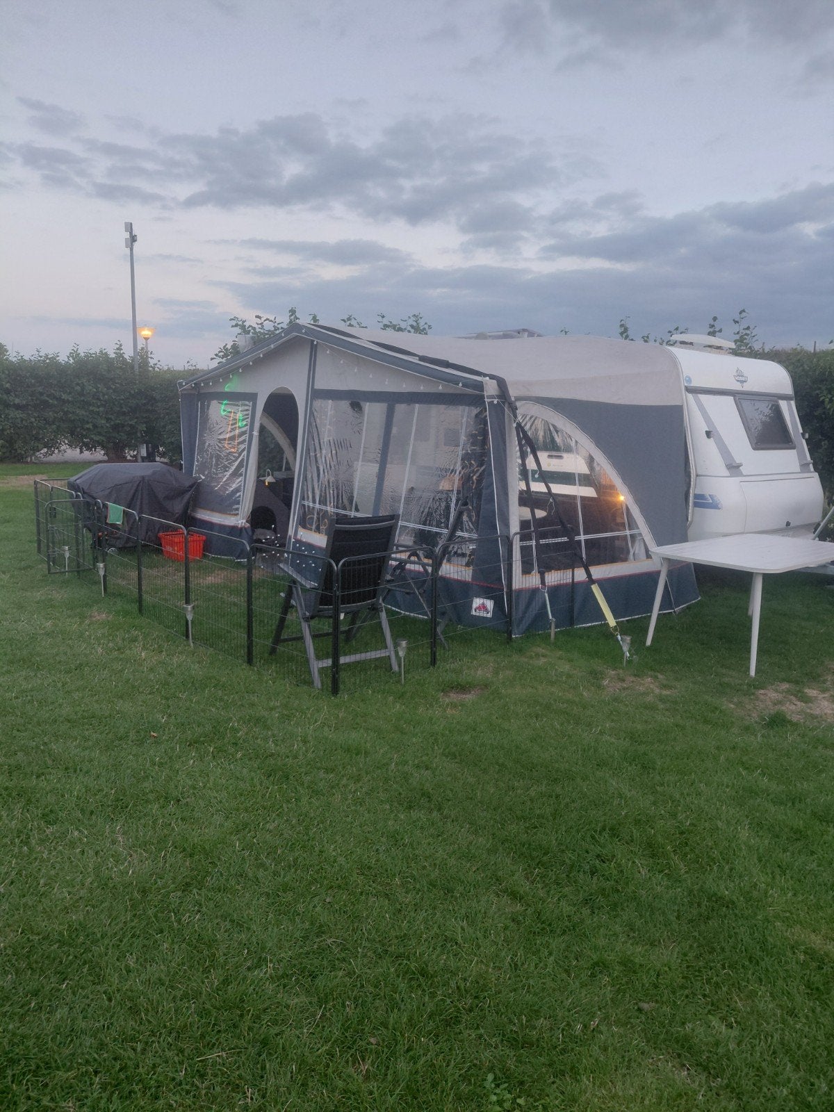 Hobby 460 UFE Excellent 2001 met mover, voortent, fransbed, Bedrijf, Treinzit, Lengtebed, 5 tot 6 meter
